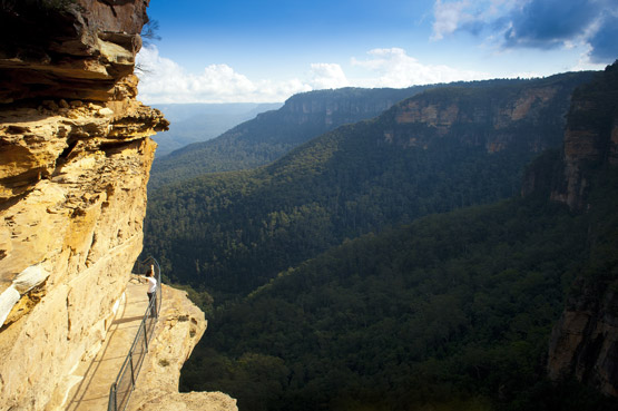 Rocky ledge along a cliff face in the Blue Mountains, NSW